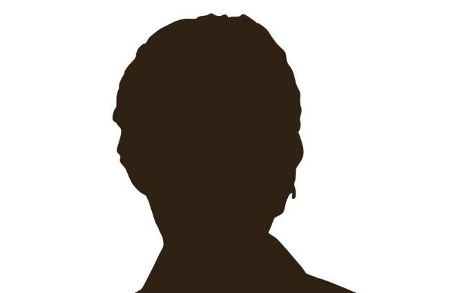 由吴宇森执导，徐克监制，周润发、狄龙、张国荣等主演的动作英雄片《英雄本色》将于11月17日登陆全国院线，粤语版与国语版同步发行，今日该片曝光一组31年前的片场旧照，吴宇森导演和主演周润发、狄龙、张国荣亲密合影，那时他们还都是朝气蓬勃的青年人
